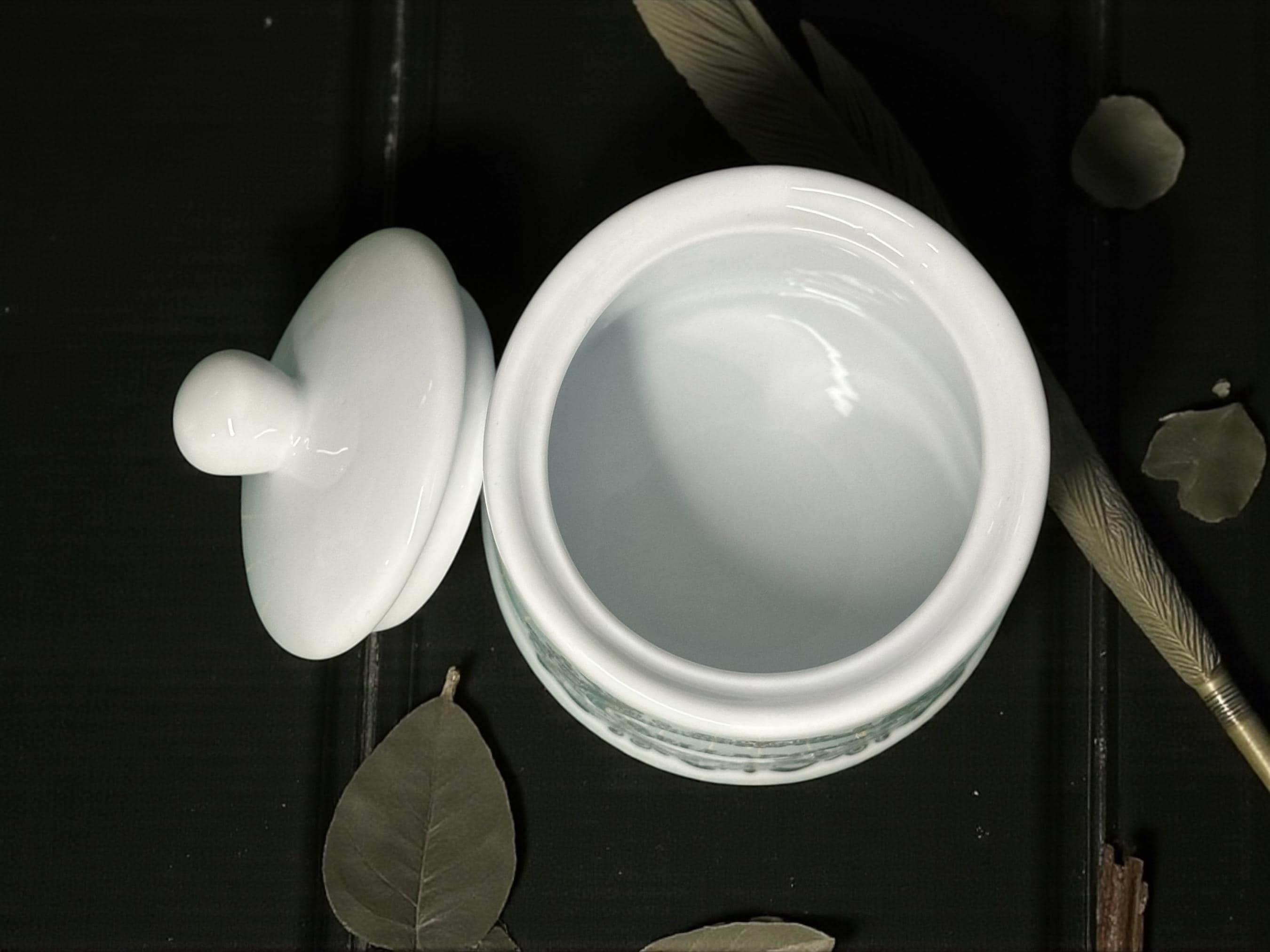 Cocaine white apothecary jar pot
