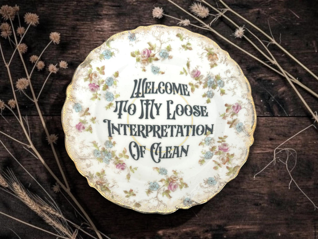 Welcome to my loose interpretation of clean, vintage plate with stand